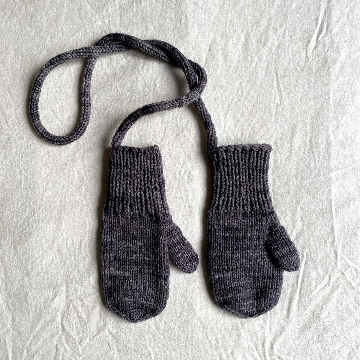 MITTENS. Charcoal. 2-4y– fluffwear
